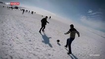 Buz tutan Çıldır Gölü'nde futbol keyfi yaptılar