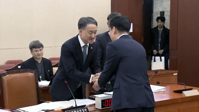 보건복지부 장관 코로나19 지역 사회 전파 가능성 조사 중 / YTN