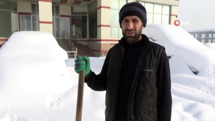 Yüksekova’da evler ve arabalar kara gömüldü