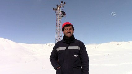 Kesintisiz enerji için karlı tepelere tırmanıp arızaları gideriyorlar - VAN