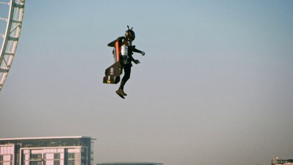 L'homme avion "Jetman" vole au-dessus de Dubaï