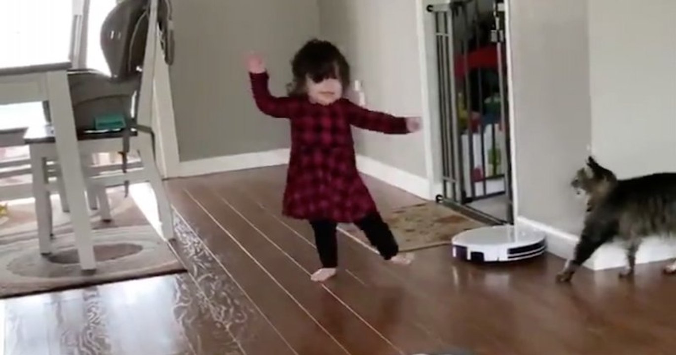 Souffrant de paralysie cérébrale, ce bébé de 17 mois réalise ses premiers pas et surprend ses parents