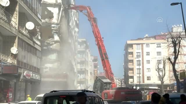 Bahçelievler'de riskli binalar yıkılıyor