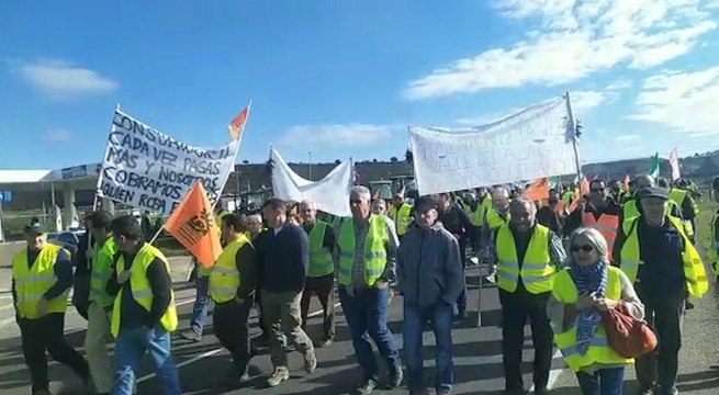 Agricultores mantienen cortada la autovía EX-A1