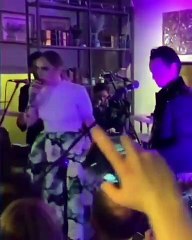 Adele (IRRECONHECÍVEL) cantou no casamento da melhor amiga após perder 45 kg