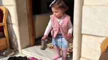 Suriyeli minik Selva, 6 aydır 'savaş oyunu' oynuyor (1) - İDLİB