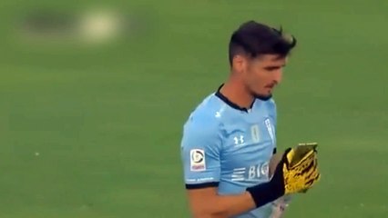 Tribünden atılan telefona cevap verdi