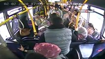 Halk otobüsünde fenalaşan yolcuyu hastaneye yetiştirdi... O anlar kamerada