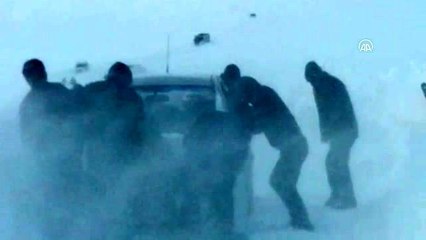 Araçlarıyla tipide mahsur kalanlar 6 saatte kurtarıldı