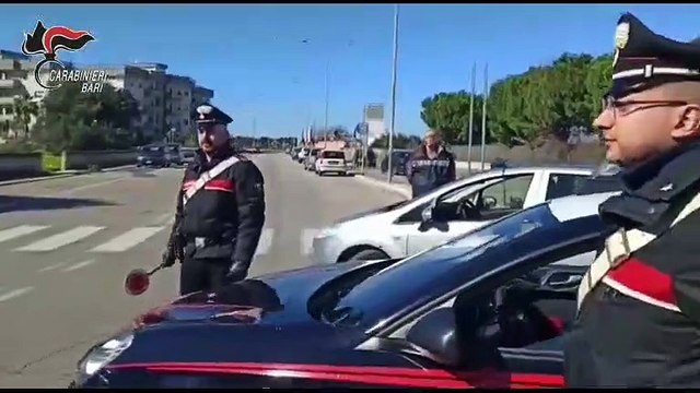 Puglia: spacciava all'ingresso della scuola. Arrestato 20enne monopolitano grazie anche alla collaborazione dei genitori degli studenti - VIDEO