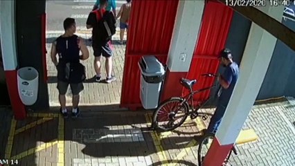 Câmera mostra homem furtando bicicleta