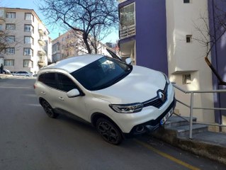 El freni çekmeyi unutan kadın otomobiliyle sürüklendi