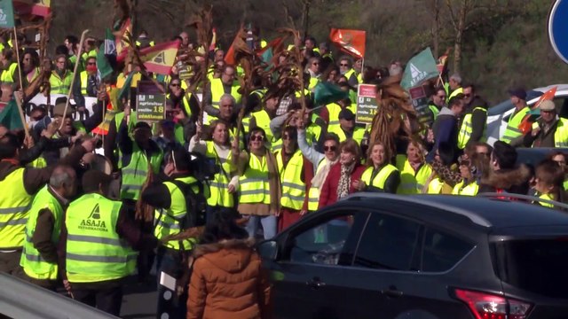 Agricultores extremeños cortan carreteras para pedir precios justos