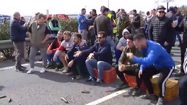 Los agricultores de la localidad almeriense de El Ejido logran cortar la autovía en su protesta por la crisis del sector
