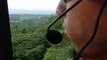 Un hélico qui vole dans une forêt asiatique ! MDR