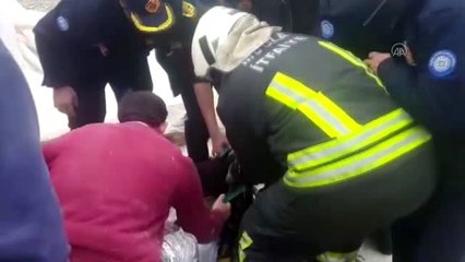 Kanalizasyon çukuruna düşen işçi yaralandı