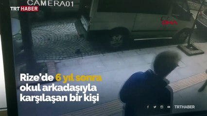 Eski okul arkadaşını görünce önce tokalaştı, sonra yumruk attı