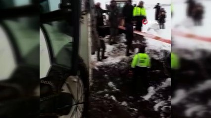 Yol açma çalışması yapan iş makinesi şarampole düştü