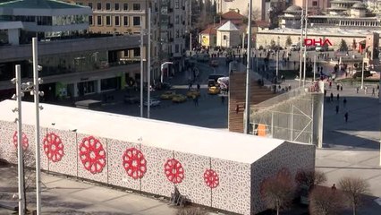 Taksim meydanına konulan gecici sanat platformu