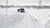 Kar ve tipi nedeniyle yolda mahsur kalan 13'ü öğrenci 15 kişi kurtarıldı