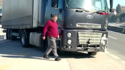 Kocaeli sürücü markete gitti, hareket eden tır beton bariyere çarptı