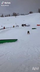 Criança falha salto em esqui e mãe não aguenta com o resultado...