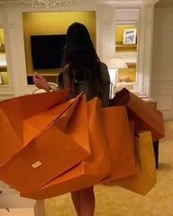 Me çantat nga shopingu, Morena Taraku endet vetëm në të brendshme teksa ngacmon imagjinatën e fansave