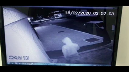 Veja: homem é flagrado ateando fogo em lixeira no Centro