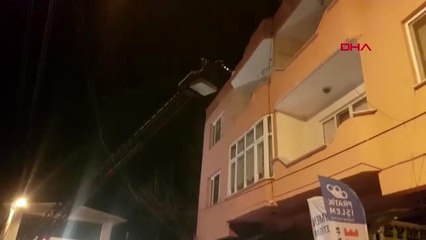 Manisa depremde hasar gören metruk bina itfaiye ekipleri tarafından kontrollü olarak yıkıldı