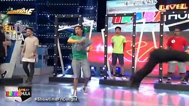 Kanino sa mga newspaper boy napabilib si Aiko at Andrei