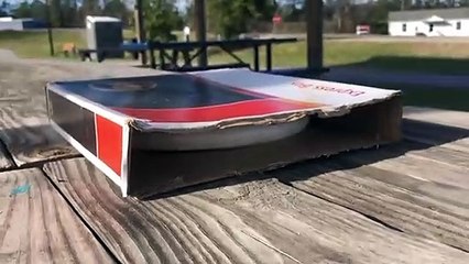 A quelle distance range-t-elle son frisbee dans la boite ? Hallucinant !