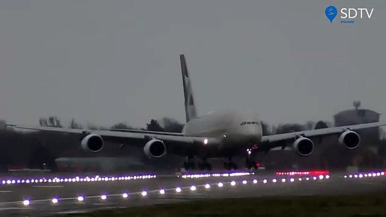Un A380 tente un atterrissage pendant la tempête Dennis