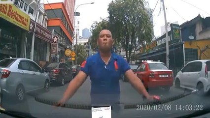 Ce conducteur tombe sur un individu très bizarre au milieu de la route !