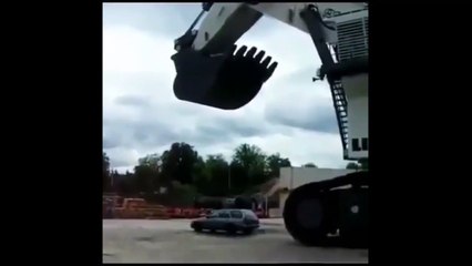 Voilà comment on détruit une voiture en 1 seconde, simplement avec de l'eau