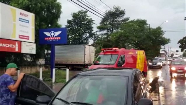 Mulher fere o joelho em batida entre carros e precisa dos cuidados do Siate na região do Pacaembu