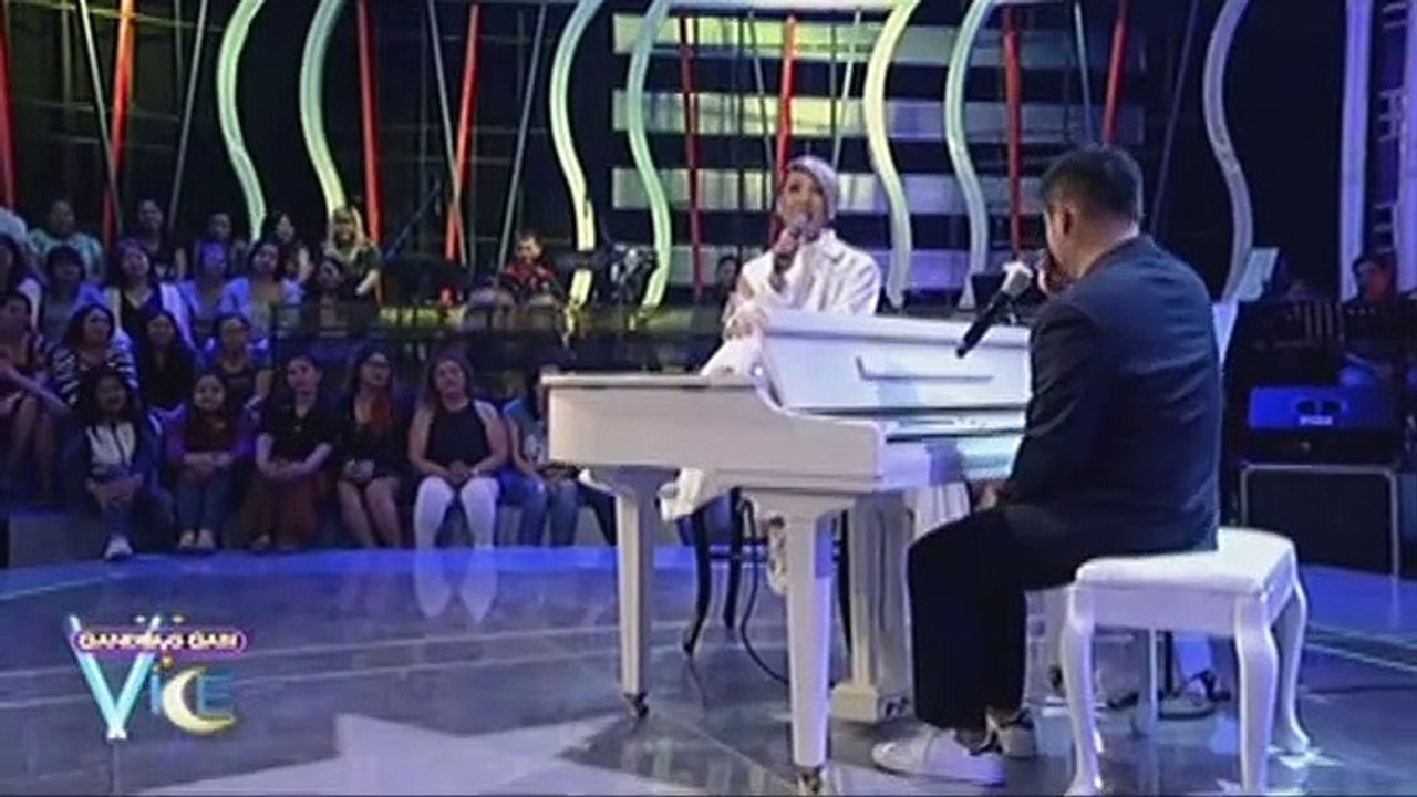 Bakit nga ba parang kinilig si Vice nang kantahin ni Ogie ang "Sa Kanya"?