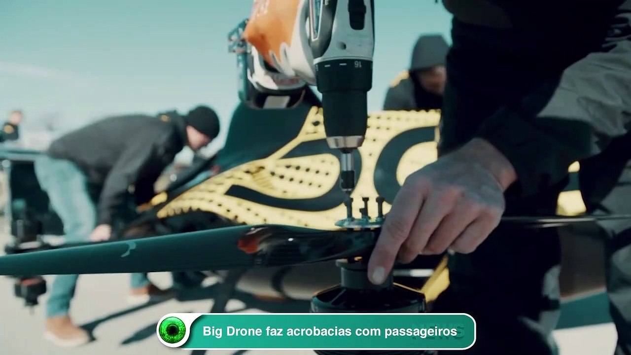 Big Drone faz acrobacias com passageiros