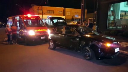 下载视频: Colisão entre Fiat Argo e Honda Biz deixa jovem de 22 anos ferido na Avenida Carlos Gomes