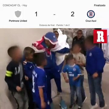 Pequeños aficionados celestes celebran el triunfo del Cruz Azul