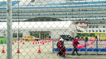 Pasajeros del crucero "Diamond Princess" desembarcan tras cuarentena en Japón
