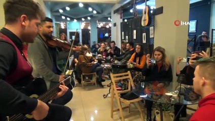 Yabancı öğrenciler Türk şarkılarıyla coştu