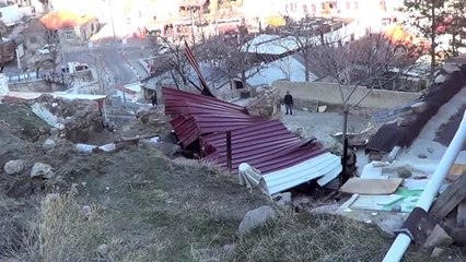 Evin üzerine düşen kaya parçası hasara yol açtı