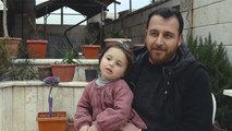 سوري يحاول كسر خوف طفلته من صوت القذائف بطريقة مبتكرة