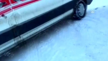 Ağrı'da ekipler yolu kardan kapanan köylerdeki hastalar için seferber oldu