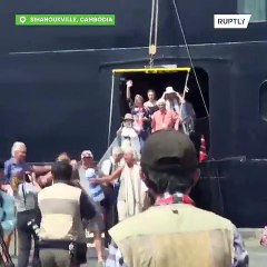 Karantina altında olan cruise gemisindeki yolcuların tahliyesi başladı.