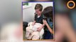 Un petit garçon tient sa chienne mourante dans les bras, il s'effondre