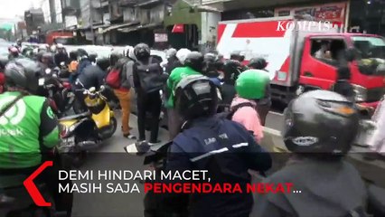 Detik-detik Pengendara Angkat Motor di Jalur Transjakarta