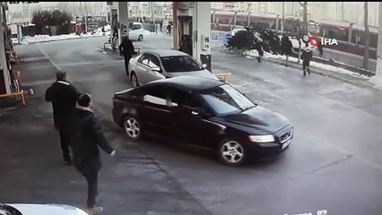 Sürücünün direksiyon hakimiyetini kaybetmesi sonucu takla atan araç kamerada