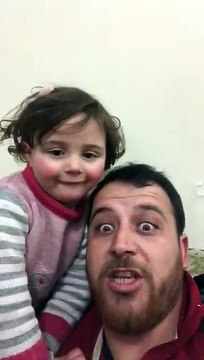 Un père de famille avait inventé un jeu pour distraire sa fille de 4 ans du bruit constant des bombardements