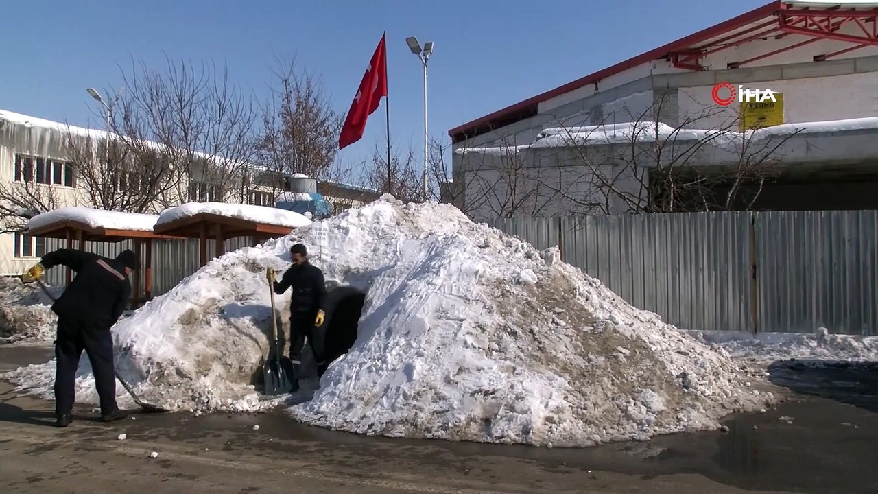 3 Arkadaş Fabrikanın Ortasına Kardan Ev Yaptı...Molalarda Çay Keyfi Yapıyorlar